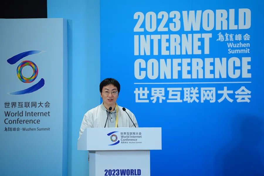 圖為網(wǎng)絡(luò)作家代表愛潛水的烏賊作主旨演講。（新華網(wǎng) 陳競超 攝）